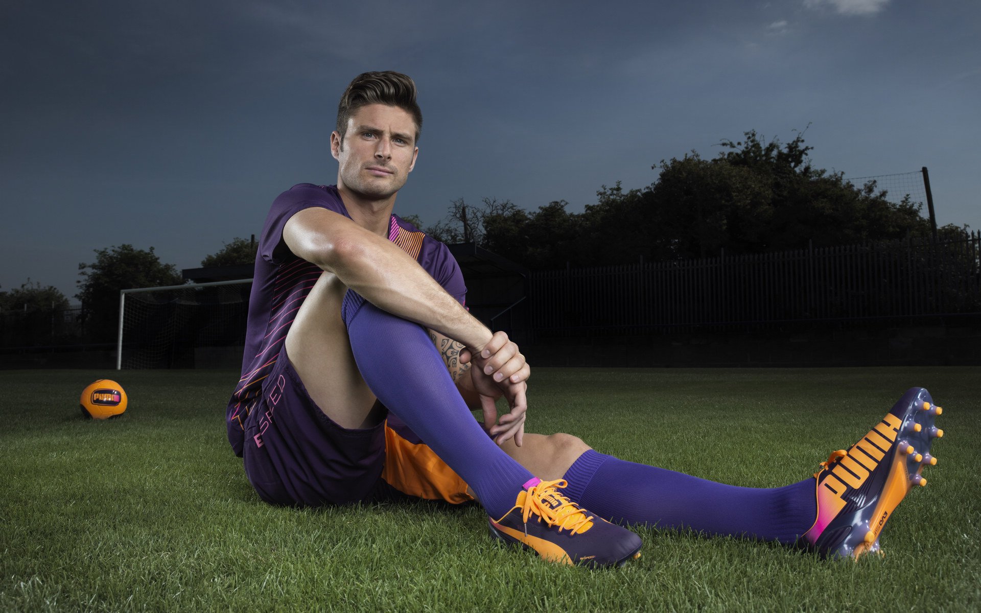 开云体育下载-足球赛场焦点！意大利队对阵英格兰队，老将回归赛场，再度燃起斗志